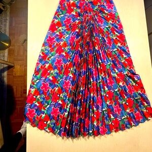 Holiday party!♥️🤍💗💚💙 Exquisitely detailed & feminine Floral satin Pleated Skirt.